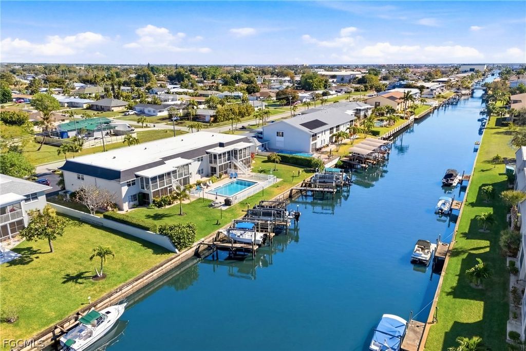 Image 4 of property listing at 1006 SE 46th ST 2C, Cape Coral, FL 33904