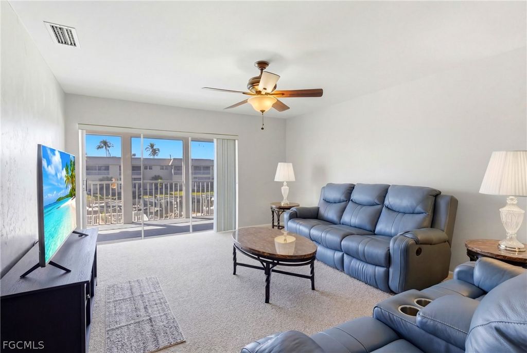 Image 8 of property listing at 1006 SE 46th ST 2C, Cape Coral, FL 33904