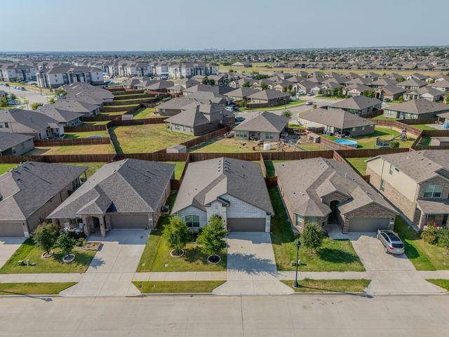 521 Dunmore Drive, Fort Worth, TX 76052