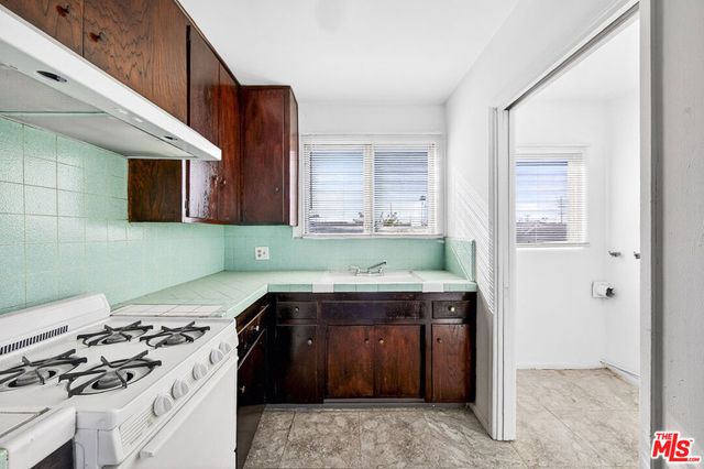 304 E 95th Street 6, Los Angeles, CA 90003