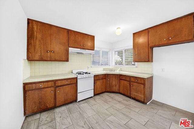 304 E 95th Street 6, Los Angeles, CA 90003