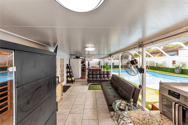 9043 HICKORY CIRCLE, Tampa, FL 33615