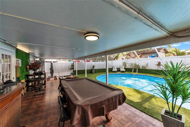 9043 HICKORY CIRCLE, Tampa, FL 33615