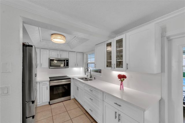 9043 HICKORY CIRCLE, Tampa, FL 33615