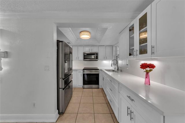 9043 HICKORY CIRCLE, Tampa, FL 33615