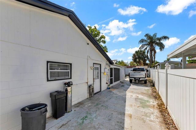 9043 HICKORY CIRCLE, Tampa, FL 33615