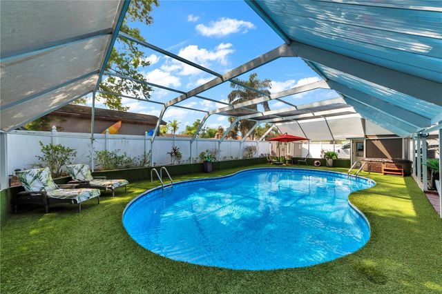 9043 HICKORY CIRCLE, Tampa, FL 33615