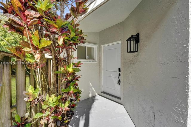 10153 NW 3rd Ct, Plantation, FL 33324