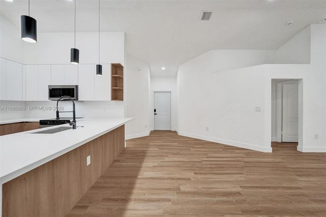 10153 NW 3rd Ct, Plantation, FL 33324