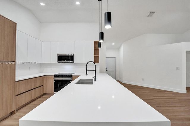 10153 NW 3rd Ct, Plantation, FL 33324