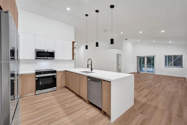 10153 NW 3rd Ct, Plantation, FL 33324