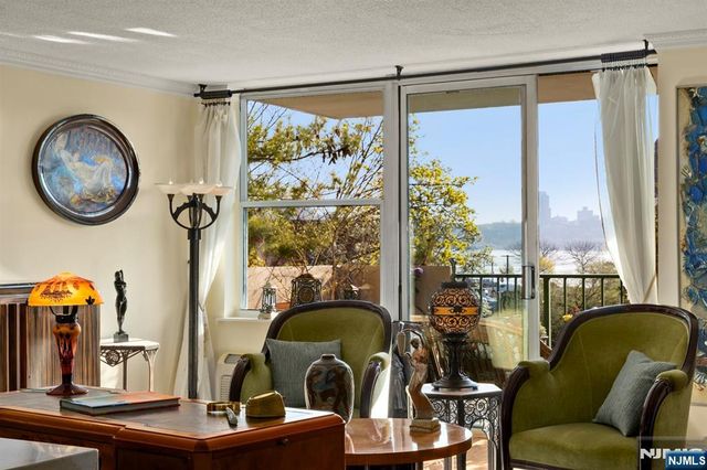 200 Grand Cove Way 3L, Edgewater, NJ 07020