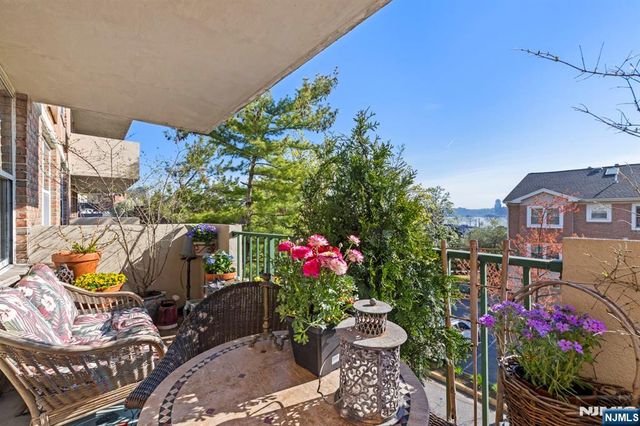 200 Grand Cove Way 3L, Edgewater, NJ 07020