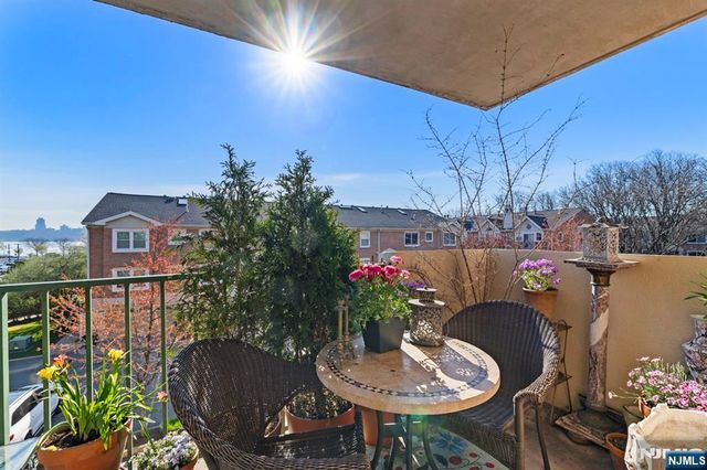 200 Grand Cove Way 3L, Edgewater, NJ 07020