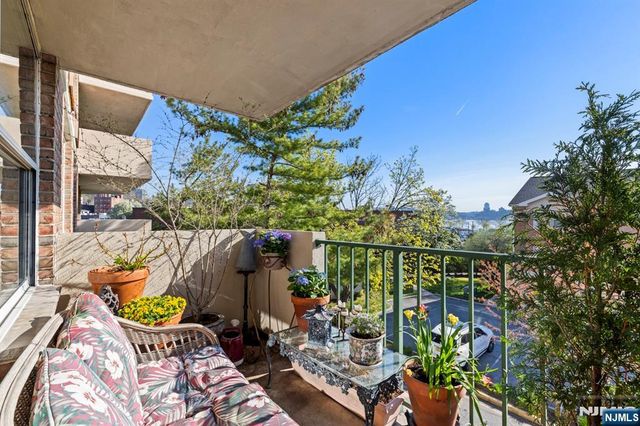 200 Grand Cove Way 3L, Edgewater, NJ 07020