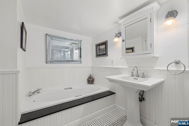 200 Grand Cove Way 3L, Edgewater, NJ 07020