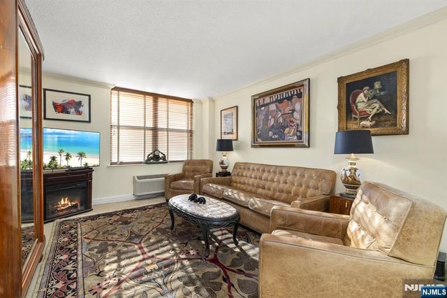 200 Grand Cove Way 3L, Edgewater, NJ 07020