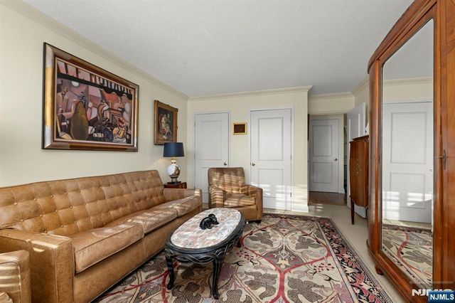 200 Grand Cove Way 3L, Edgewater, NJ 07020