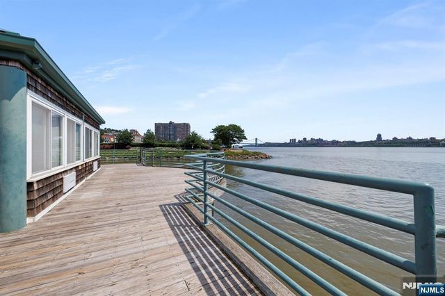 200 Grand Cove Way 3L, Edgewater, NJ 07020