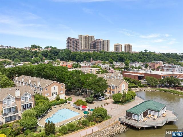 200 Grand Cove Way 3L, Edgewater, NJ 07020