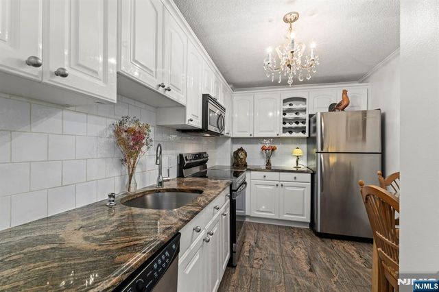 200 Grand Cove Way 3L, Edgewater, NJ 07020