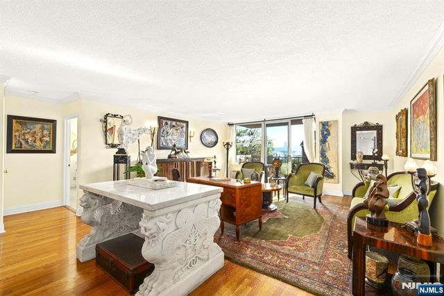 200 Grand Cove Way 3L, Edgewater, NJ 07020