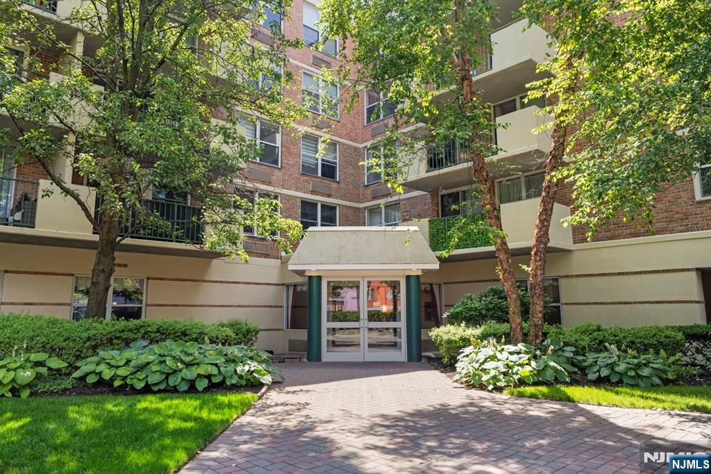 200 Grand Cove Way 3L, Edgewater, NJ 07020
