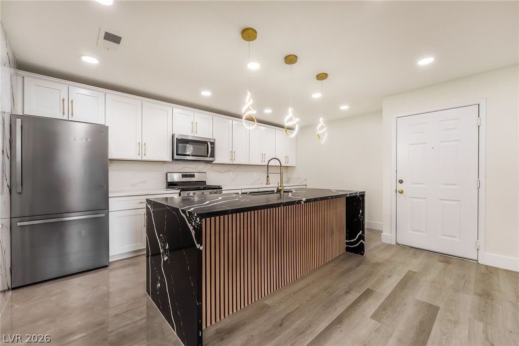 Image 7 of property listing at 2200 South Fort Apache Road 2073, Las Vegas, NV 89117