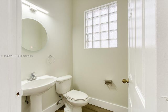 3755 SW 50th St, Hollywood, FL 33312