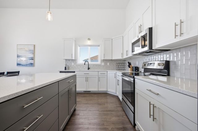 7373 22nd Street S, Fargo, ND 58104