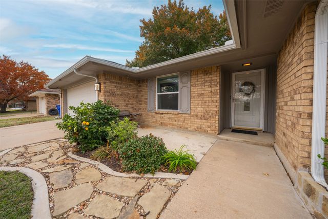 1205 Clover Hill Road, Mansfield, TX 76063