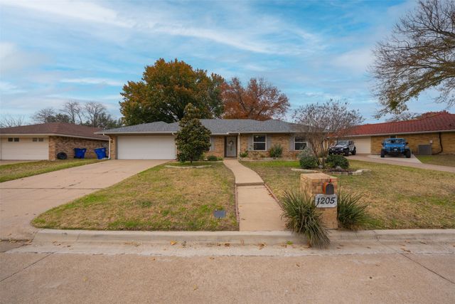 1205 Clover Hill Road, Mansfield, TX 76063