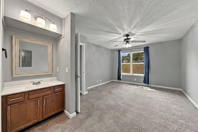 941 Applegrove Cir, Clarksville, TN 37040