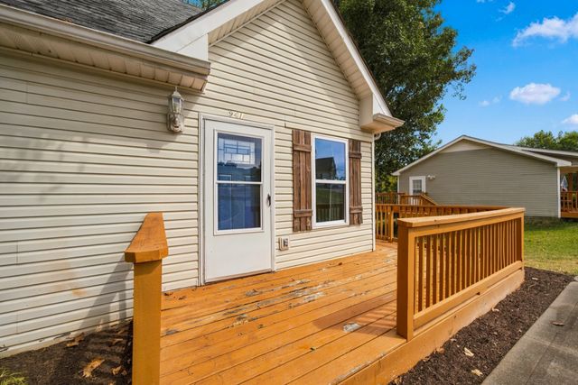941 Applegrove Cir, Clarksville, TN 37040