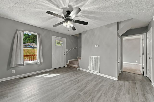 941 Applegrove Cir, Clarksville, TN 37040