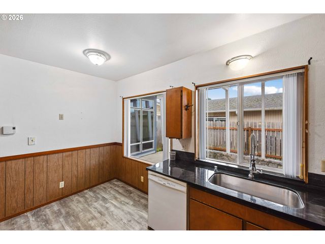 3123 OAK St, North Bend, OR 97459