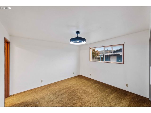 3123 OAK St, North Bend, OR 97459