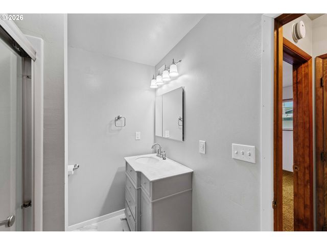 3123 OAK St, North Bend, OR 97459