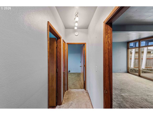 3123 OAK St, North Bend, OR 97459