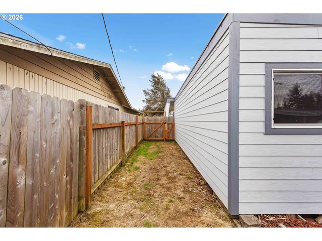 3123 OAK St, North Bend, OR 97459