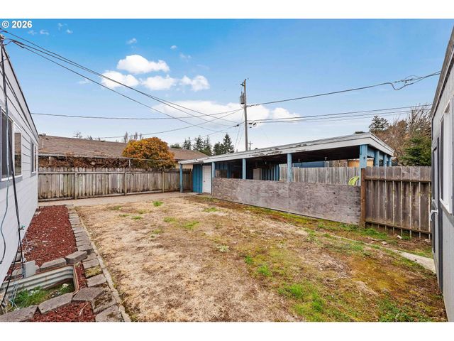 3123 OAK St, North Bend, OR 97459