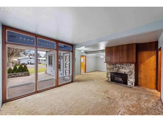 3123 OAK St, North Bend, OR 97459