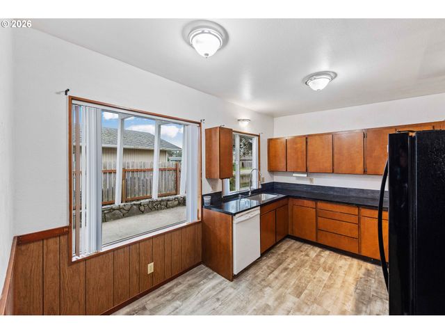 3123 OAK St, North Bend, OR 97459