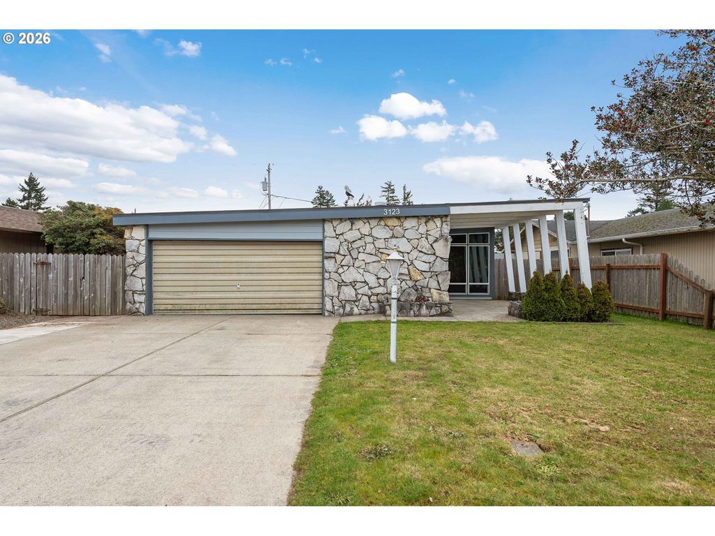 3123 OAK St, North Bend, OR 97459