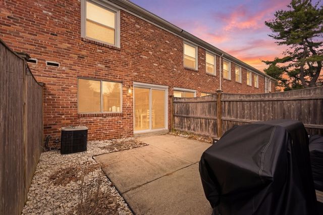 41 Jamestown Dr 41, Springfield, MA 01108