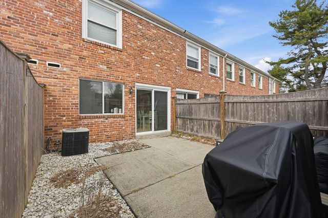 41 Jamestown Dr 41, Springfield, MA 01108