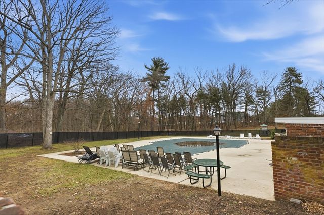 41 Jamestown Dr 41, Springfield, MA 01108