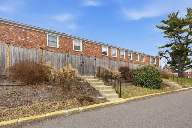 41 Jamestown Dr 41, Springfield, MA 01108