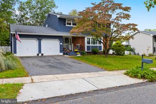 16 TWAIN DR, Allentown, NJ 08501