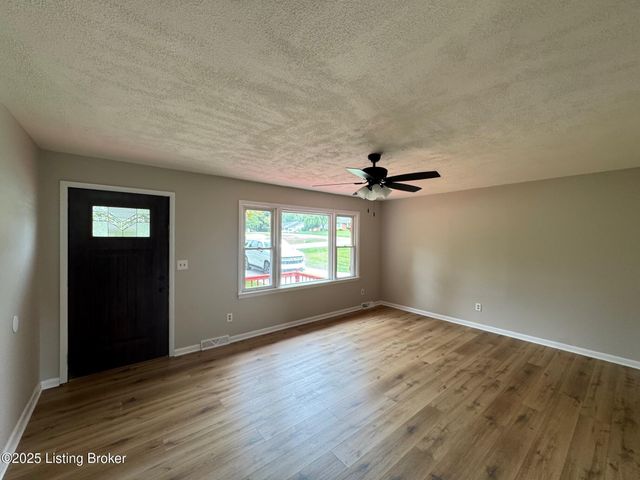 621 Jimwood Dr, Vine Grove, KY 40175